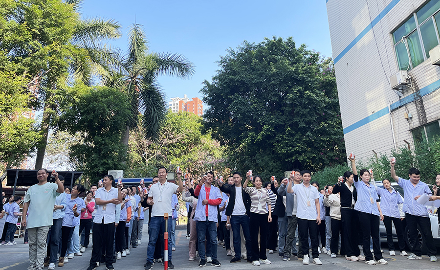 ”聚力同行 繩彩飛揚“~拔河比賽在CILICILI短视频网站人的一聲聲呐喊助威中圓滿結束！
